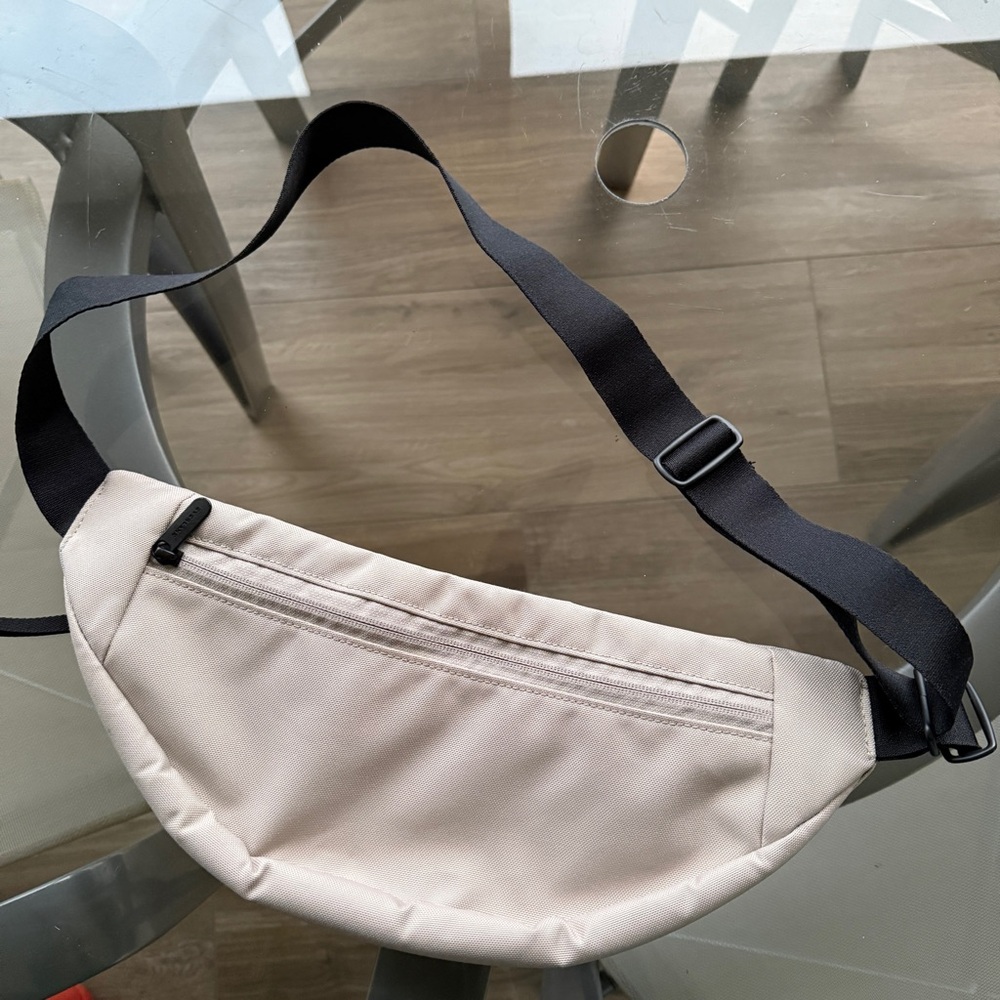 EVERLANE NWT beige Belt Bag with Black Strap - Picture 2 of 4